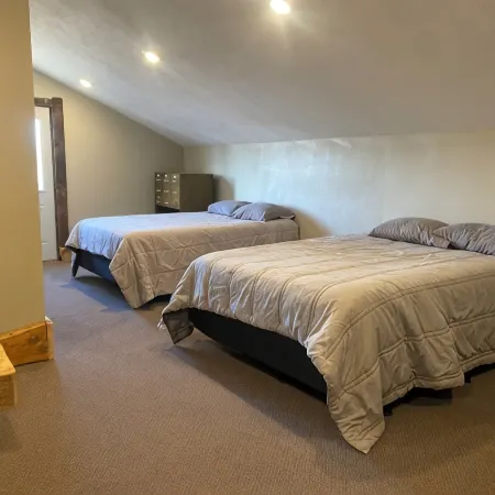 The Pedaler's Rest Retreat - Lakeside Tiny Home for 8 guests