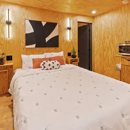 Unique "NEW" Studio Retreat - Hot Tub - Mins to Downtown, PHX Airport & ASU