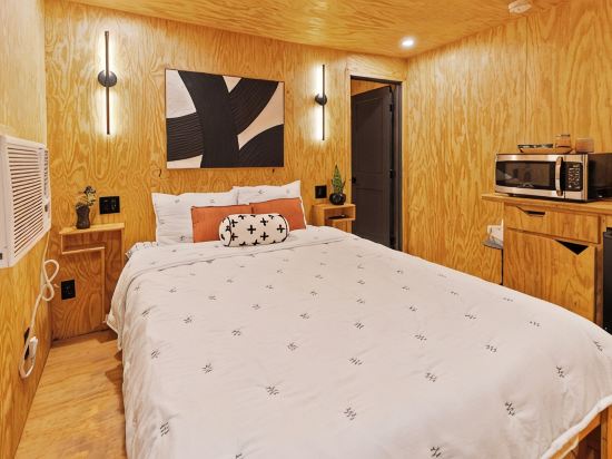 Unique "NEW" Studio Retreat - Hot Tub - Mins to Downtown, PHX Airport & ASU