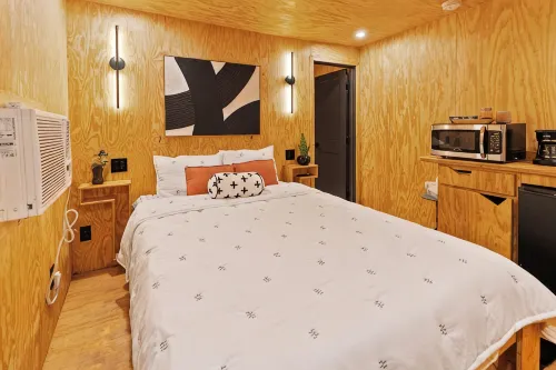 Unique "NEW" Studio Retreat - Hot Tub - Mins to Downtown, PHX Airport & ASU