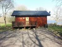 高處湖景小屋，提供WiFi，配備電加熱熱水浴缸，並享山景 - 民宿