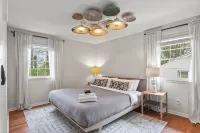 Luxurious Oasis Packed with Entertainment! Large Fenced-in Back Yard. - شرفة