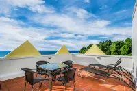 Fast WiFi, 4 bedrooms, sleeps 8, panoramic ocean views, West Coast .. Paradise !