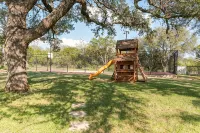 10,000 Sq.Ft Lux Estate on 650 Acres with Amazing Pool, Spa & Hill Country Views - 4つ星