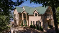 A Large Unique Panoramic Retreat at the Quiet 55-mile mark of Lake of the Ozarks - วิลล่า