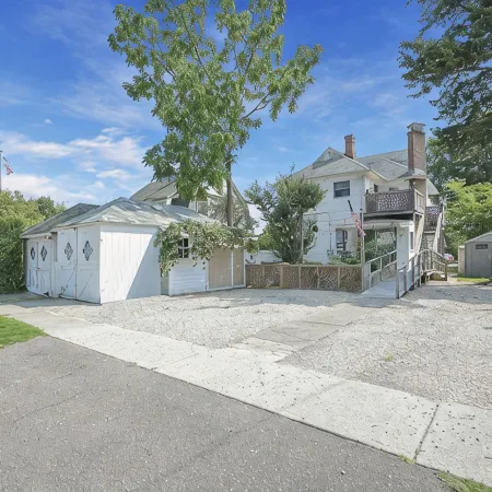 Beautifully renovated 2 Bedroom, 1st Floor apt -Greenport Village, Walk to town!