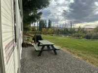 Cozy mobile home on the river in Benton City with WiFi and AC