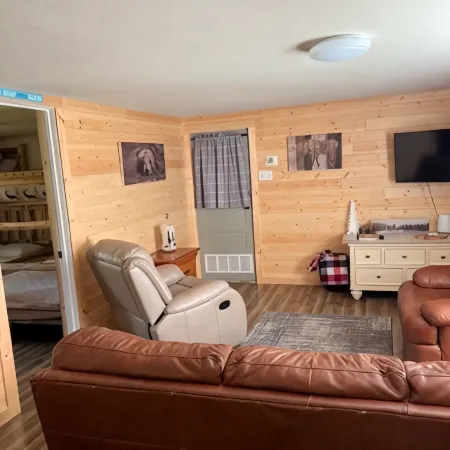 Cozy 2-bedroom cabin near endless trails. Family and pet friendly. Fire pit & AC