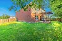 DFW Perfect Home with Garage Parking, Gated Yard,Business Amenities,Arcade game! - Jacuzzi