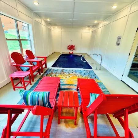 3 miles to Dollywood! Family size Cabin with Indoor Pool/Games, PS 5 & Hot tub
