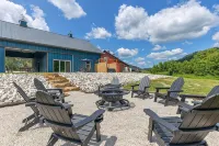 New Barndo/Kayak Launch/ 2 Private Hot Tubs