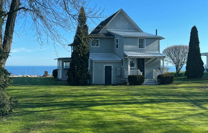 Cottage on Lake Ontario with extra charm and character!