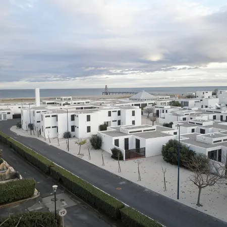 4-person air-conditioned apartment with direct beach access