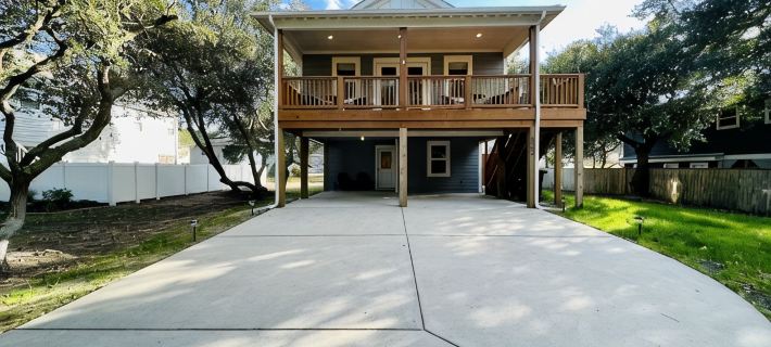 Poseidon's Getaway - Beach House: OUTDOOR HOT TUB, 2 King Beds, and 1 Queen Bed Hotels in Кілл-Девіл-Гілс