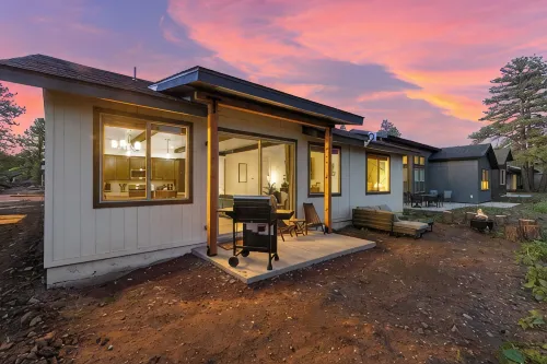 Grand Canyon Brand New Home with AC. Near Golf Course, Lake & Bearizona