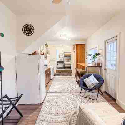 Downtown Studio apartment with queen sized bunk beds. Others