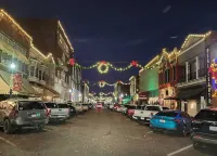 Modern 3000sf 4-Bedroom Loft in Historic Downtown Fort Scott - Wifi