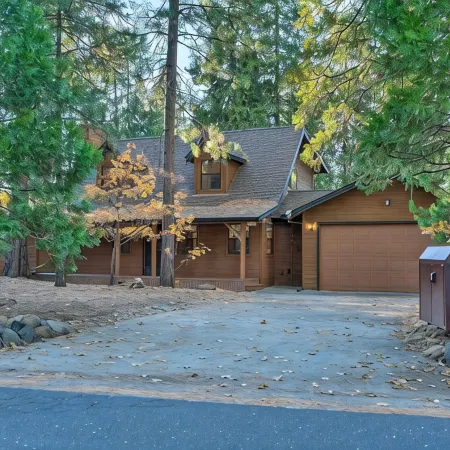 Spacious cabin with AC, private lake, hot tub, movie room