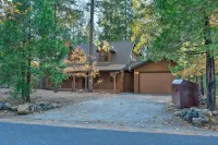 Spacious cabin with AC, private lake, hot tub, movie room - 4-Star