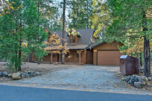 Spacious cabin with AC, private lake, hot tub, movie room
