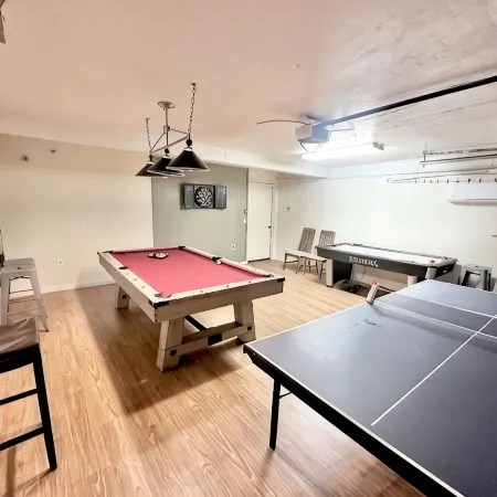 Cozy Family Friendly Lodge, 2 Games Rooms, Hot Tub, EV Charger