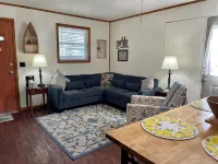 Summer Lake Fun at Cozy Blue Cabin – Prime Fishing & Boating on Lake Barkley! Hotels in Trigg County