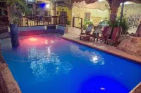 African Home Hotel - С бассейном