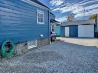 QUAINT 2BR LAKE COTTAGE 1 MINUTE WALK TO JET EXPRESS AND RESTAURANTS - 2-Star