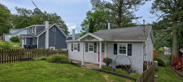 Lakefront Cottage on Moon Lake Hotels in Schuylkill County
