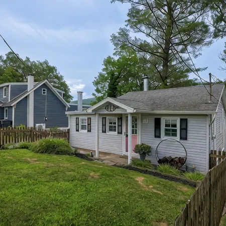 Lakefront Cottage on Moon Lake