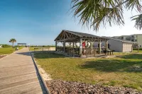 Just steps away - beach, pool, & attractions on the Emerald Isle! New Home. - 주방