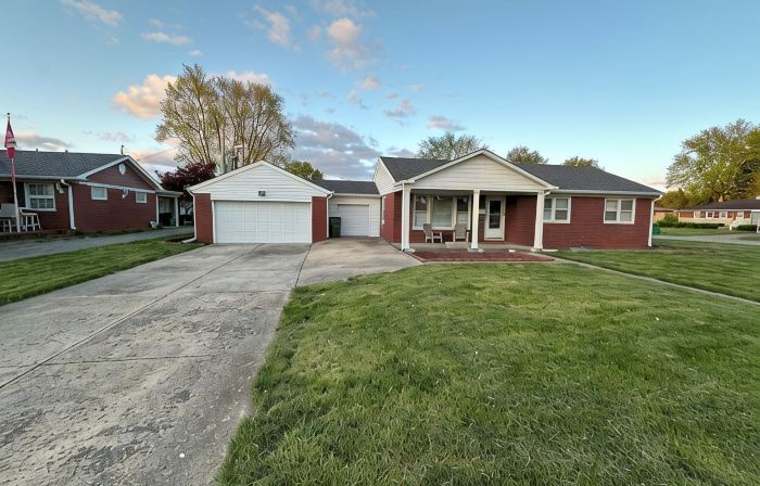 Cozy Corner House 9 min walk from Indianapolis Motor Speedway!