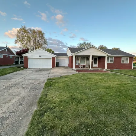 Cozy Corner House 9 min walk from Indianapolis Motor Speedway!