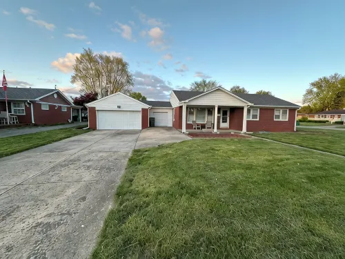 Cozy Corner House 9 min walk from Indianapolis Motor Speedway!