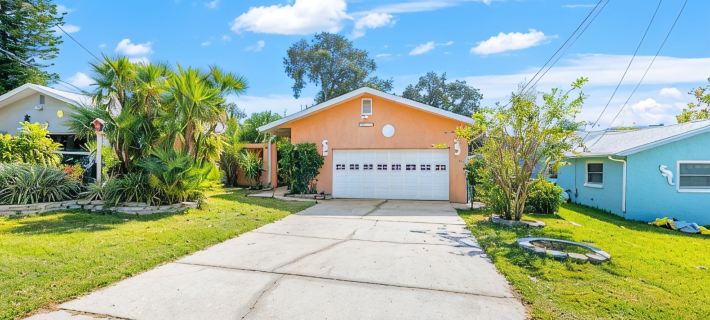 Vibrant Tropical Escape – Just Minutes from the Beach + Serene, Fenced Yard! Hotele w: Largo