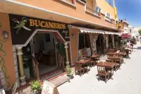 Hotel & Restaurante Bucaneros - 2 ดาว