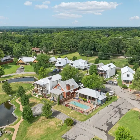 Community Pool, Fishing Ponds, Hot Tub, 2 King 2 Queen+Beds Single Story