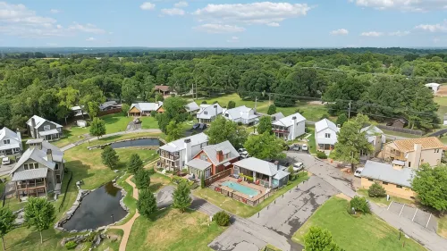 Community Pool, Fishing Ponds, Hot Tub, 2 King 2 Queen+Beds Single Story