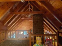 Perfect cozy cabin w/ tree house on 3 acres of woods near skiing, hiking & DWG