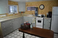 Sebec Lakefront Cottage, Swim/Boat/BBQ from deck - Homestays