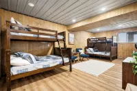 Lake Norman Retreat w/ Dock, Game Room & Hot Tub - Balkoner