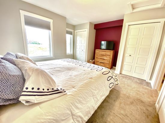 3 bedroom Townhouse Rooftop Patio & AC