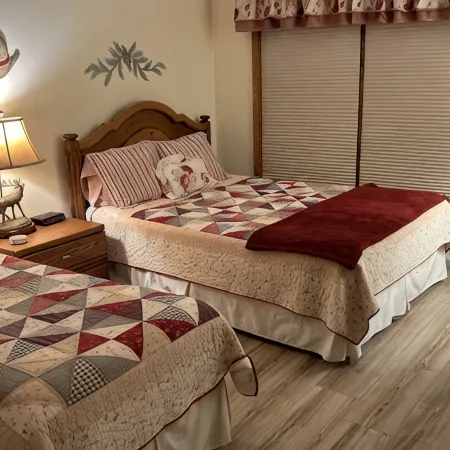 Indoor Private Hot Tub, Wood Fireplace, 2Br,2BA Great Views!  Sleeps 5