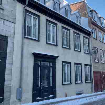 Historic Old Quebec.1-bedroom apartment.sleeps 4. Parking. Hotel Exterior