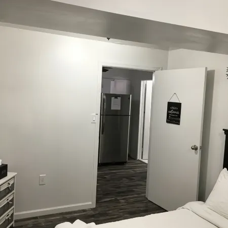 Cozy 1Bedroom Lower Level Apt Отели рядом с достопримечательностью «Железнодорожная станция JFK Air Train»