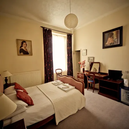 The White Hart Hotel Отели в г. Хейл