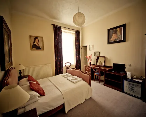The White Hart Hotel ヘイルのホテル