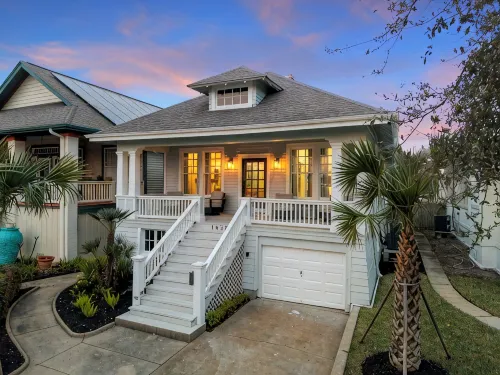 Walk to Pleasure Pier; heated pool & hot tub - Jacuzzi