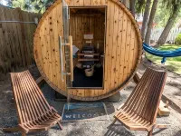 Minutes Walk to Downtown, Whychus Creek—-Bedroom, Cozy Cottage/Private Sauna. Hotels in Sisters