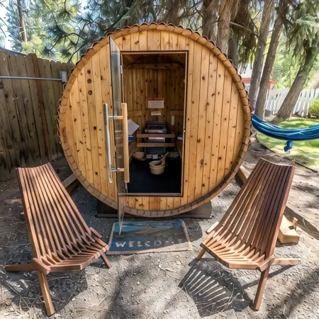 Minutes Walk to Downtown, Whychus Creek—-Bedroom, Cozy Cottage/Private Sauna.